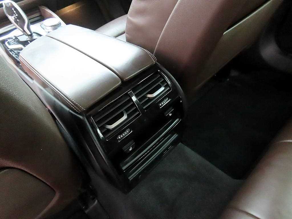 BMW 5-Series — photo 16