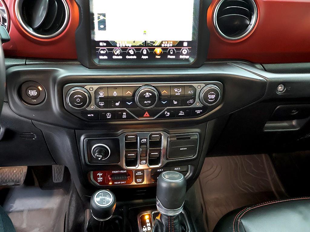 Jeep Wrangler — photo 09
