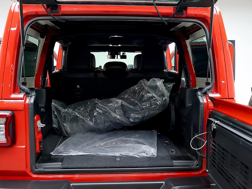 Jeep Wrangler — photo 13