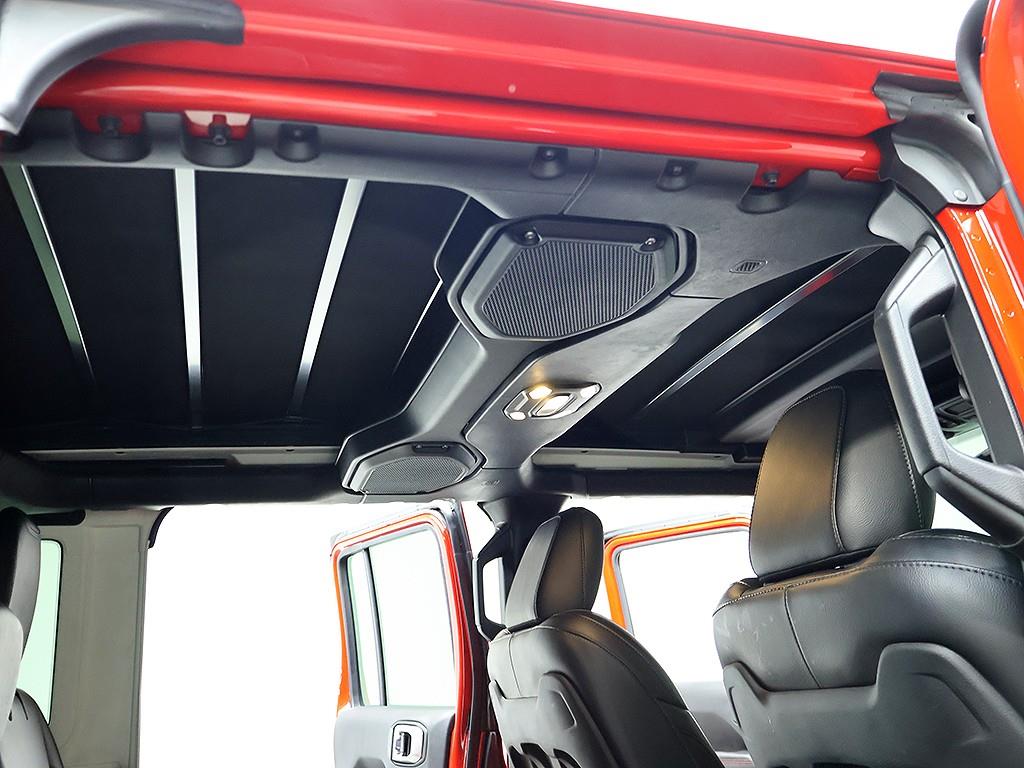 Jeep Wrangler — photo 16