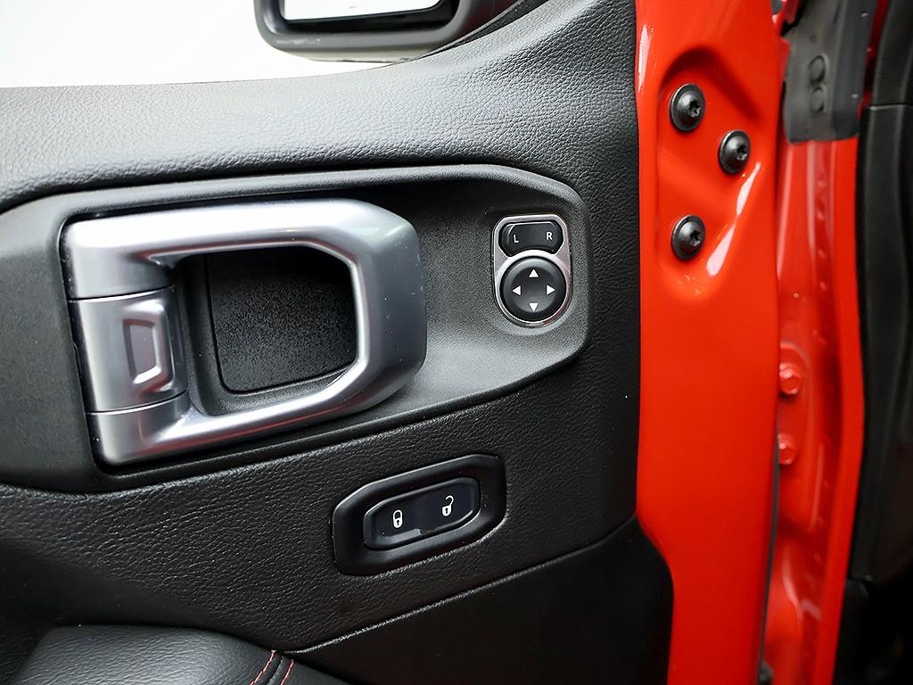 Jeep Wrangler — photo 17