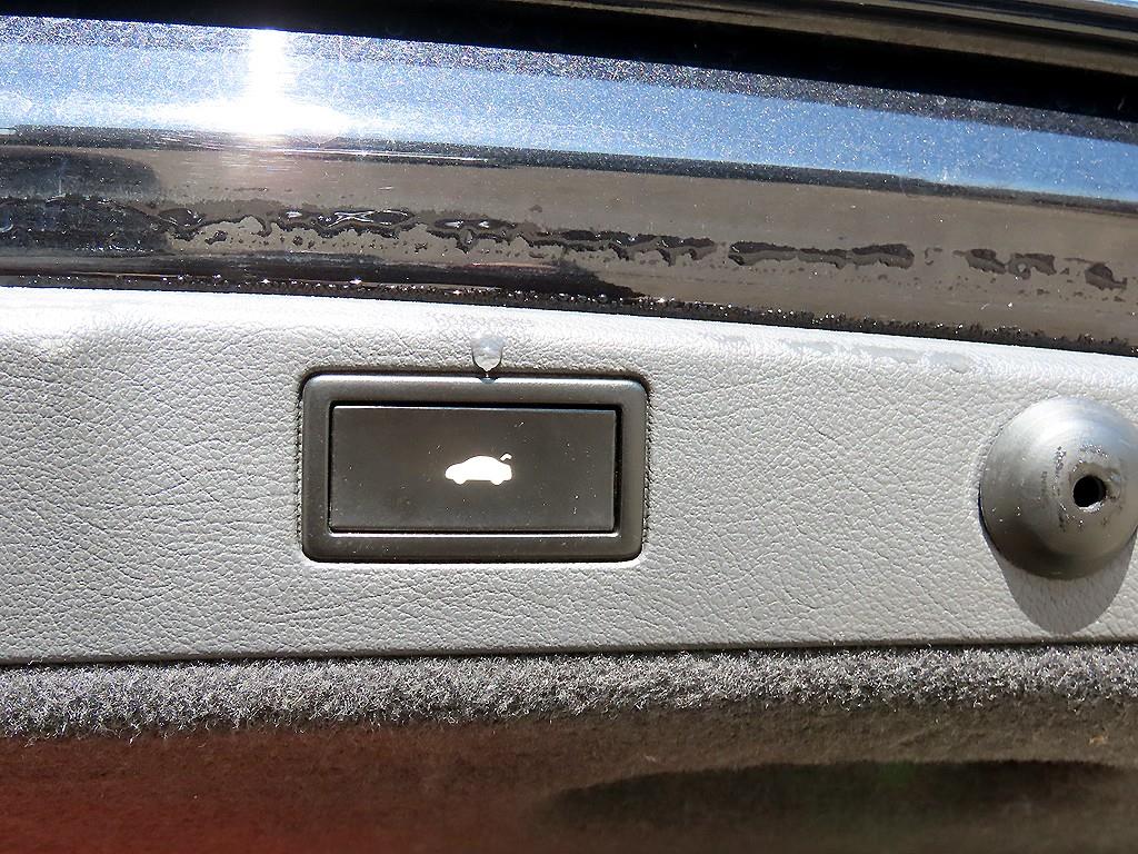 Volkswagen Phaeton — photo 17