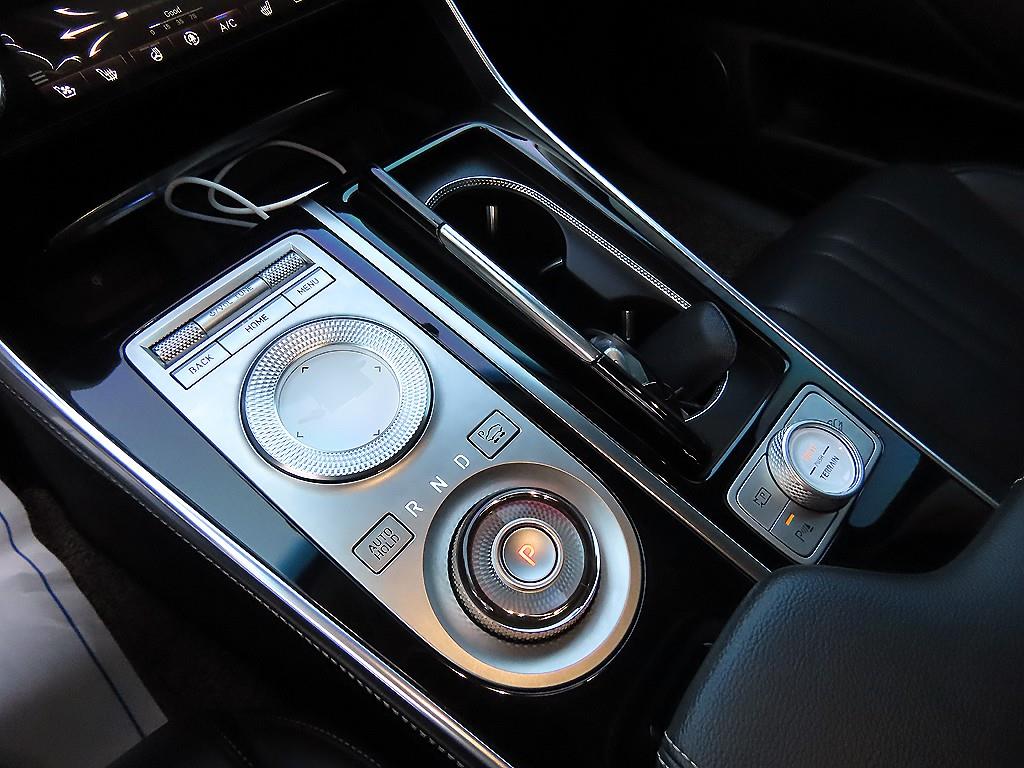 Genesis GV80 — photo 11