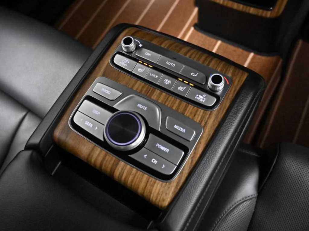 Kia K9 — photo 16