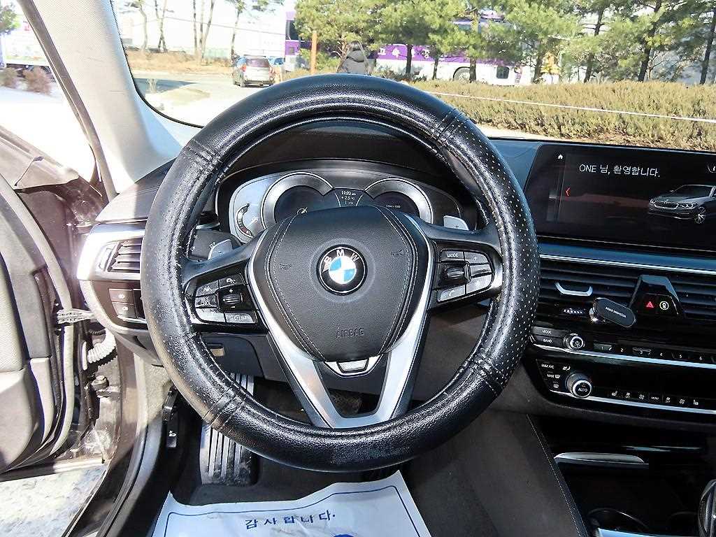 BMW 5-Series — photo 08