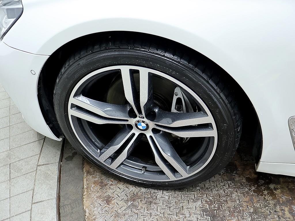 BMW 7-Series — photo 07