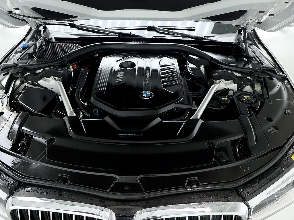BMW 7-Series — photo 08