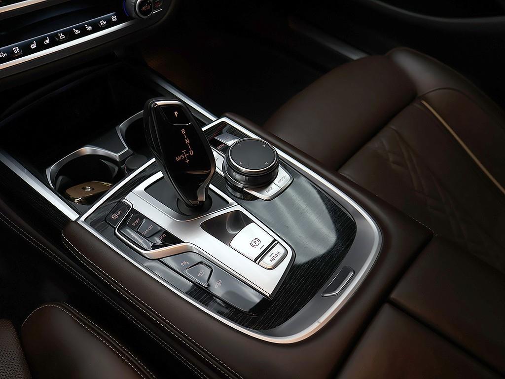 BMW 7-Series — photo 10
