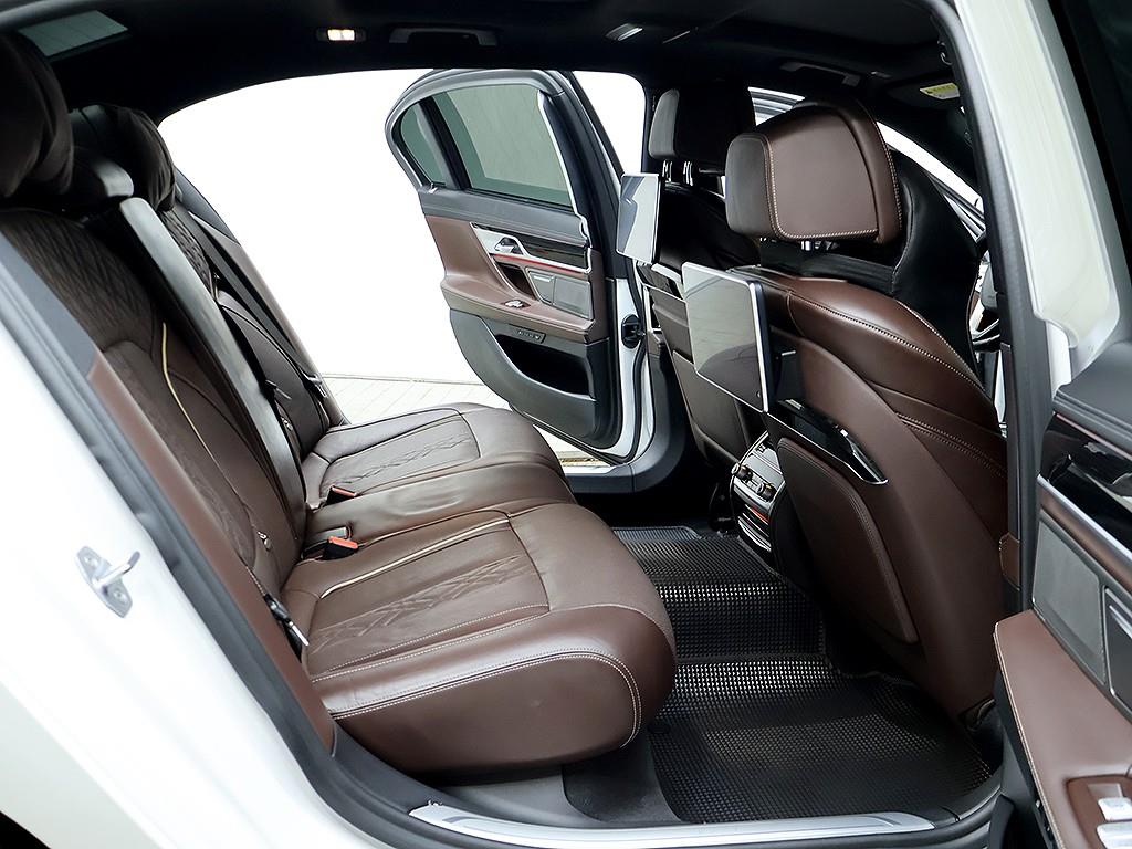 BMW 7-Series — photo 12