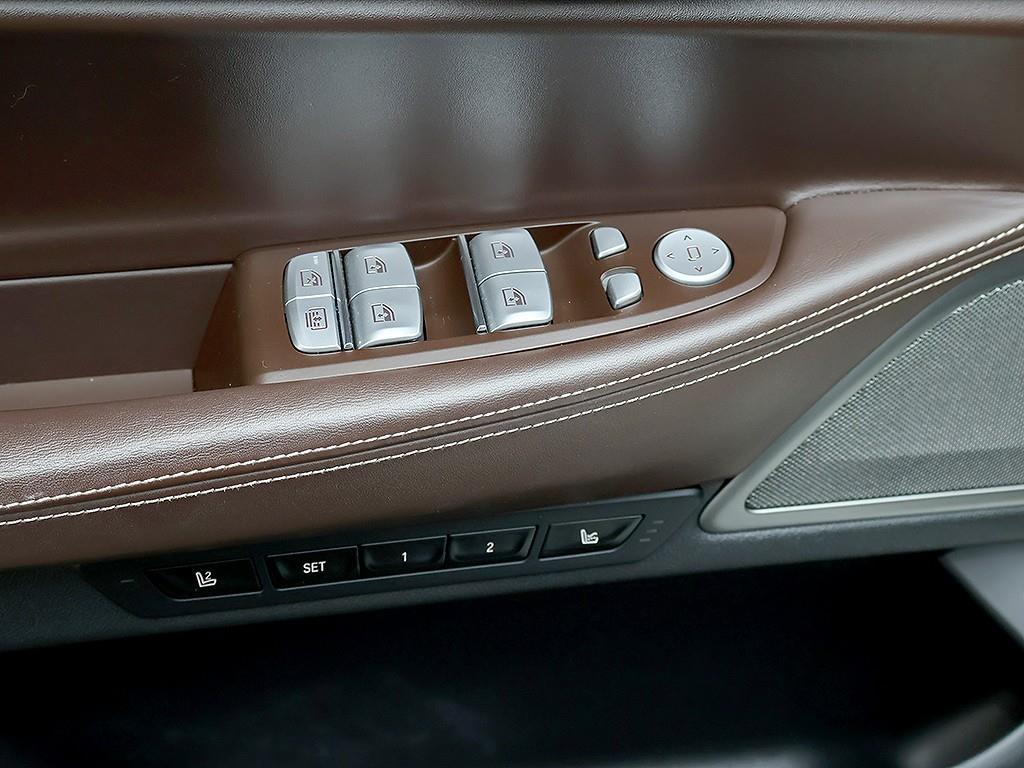 BMW 7-Series — photo 13