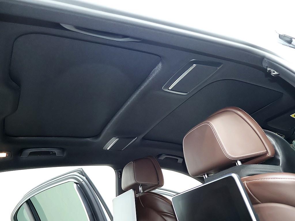 BMW 7-Series — photo 16