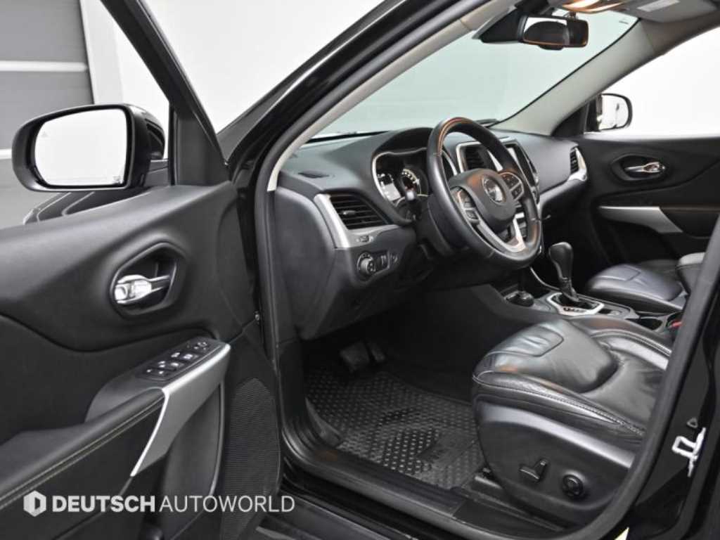 Jeep Cherokee — photo 12
