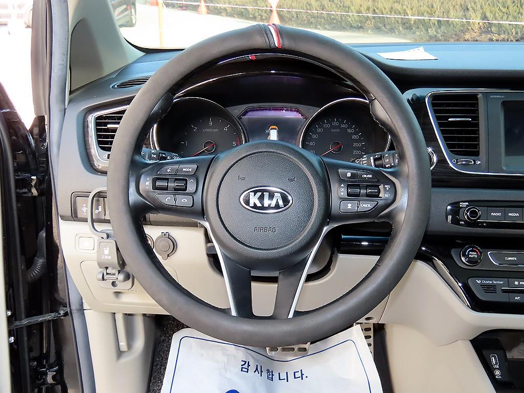 Kia Carnival — photo 08