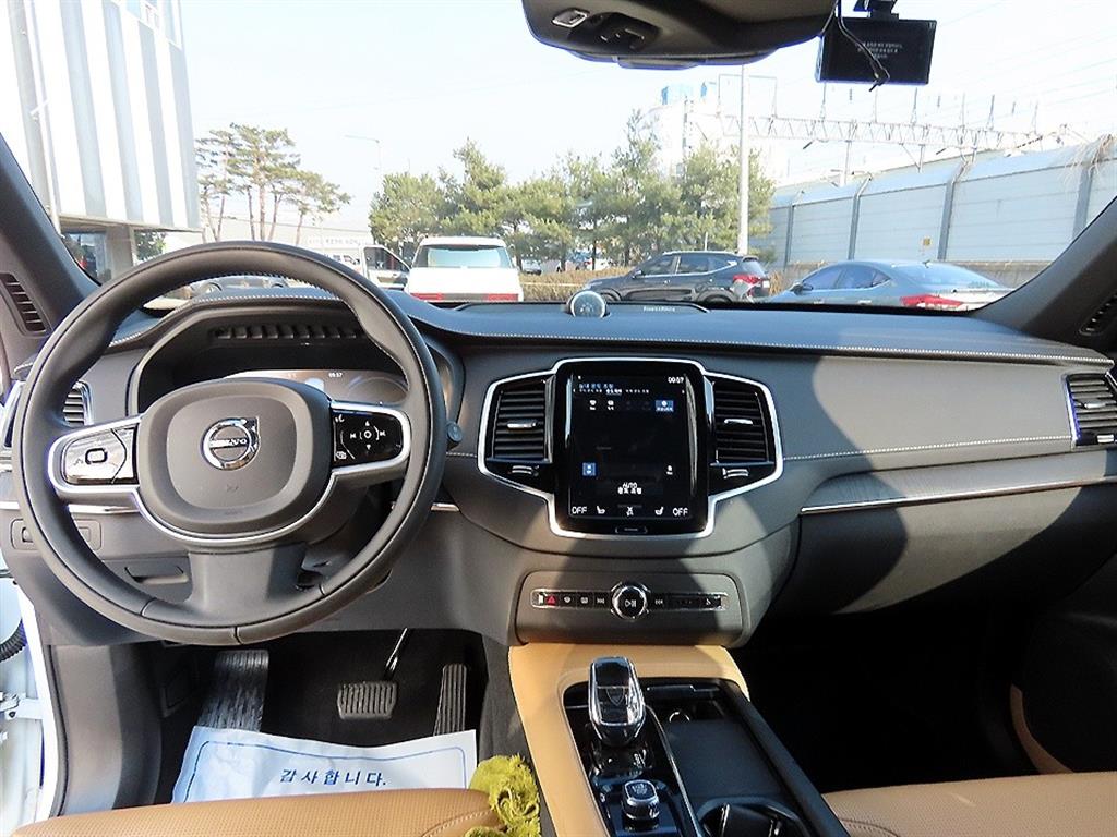 Volvo XC90 — photo 07