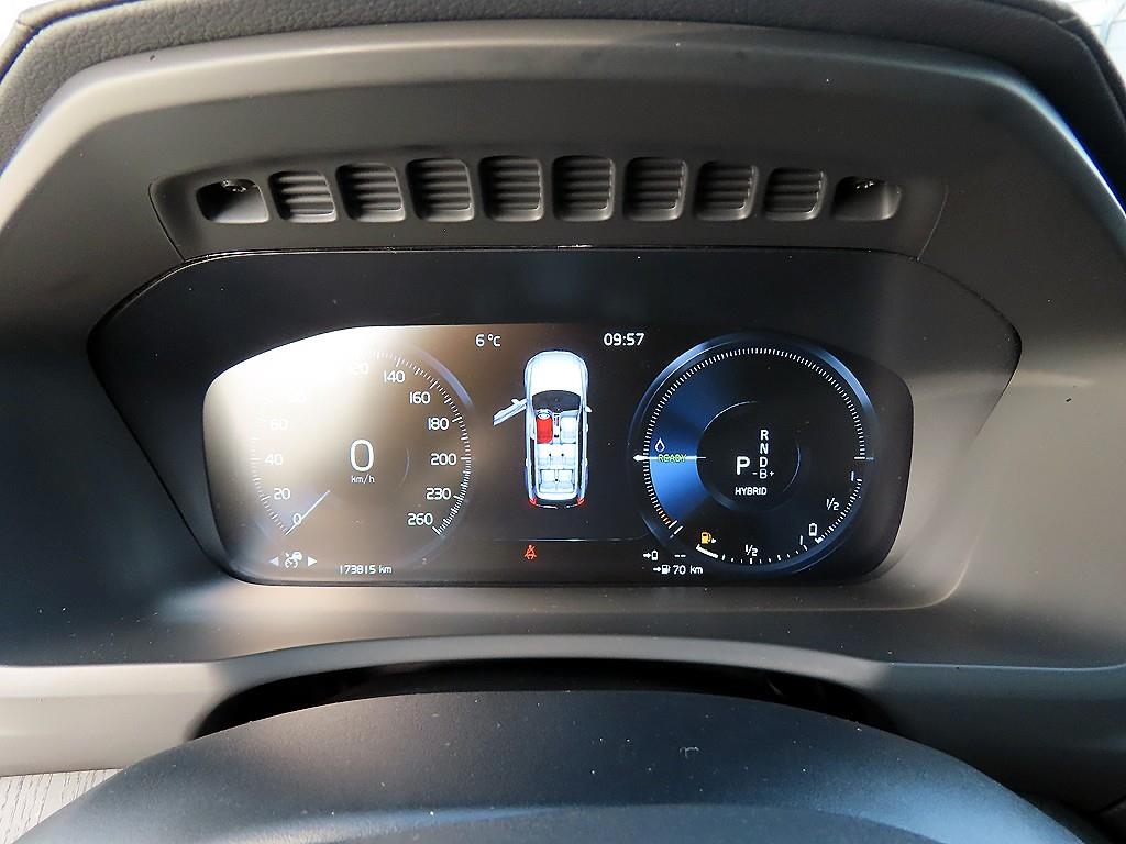 Volvo XC90 — photo 09