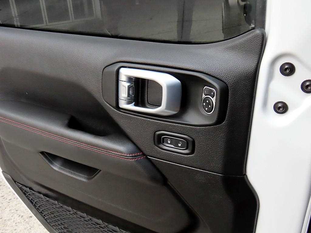 Jeep Wrangler — photo 11