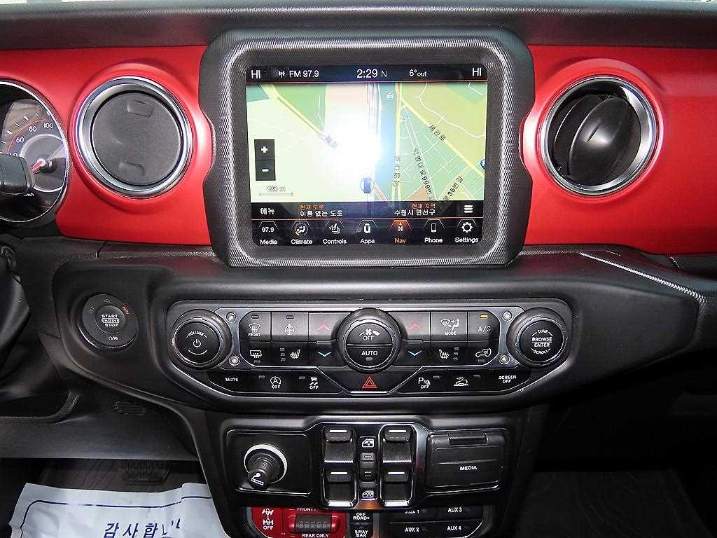 Jeep Wrangler — photo 12