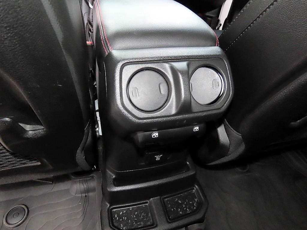 Jeep Wrangler — photo 16
