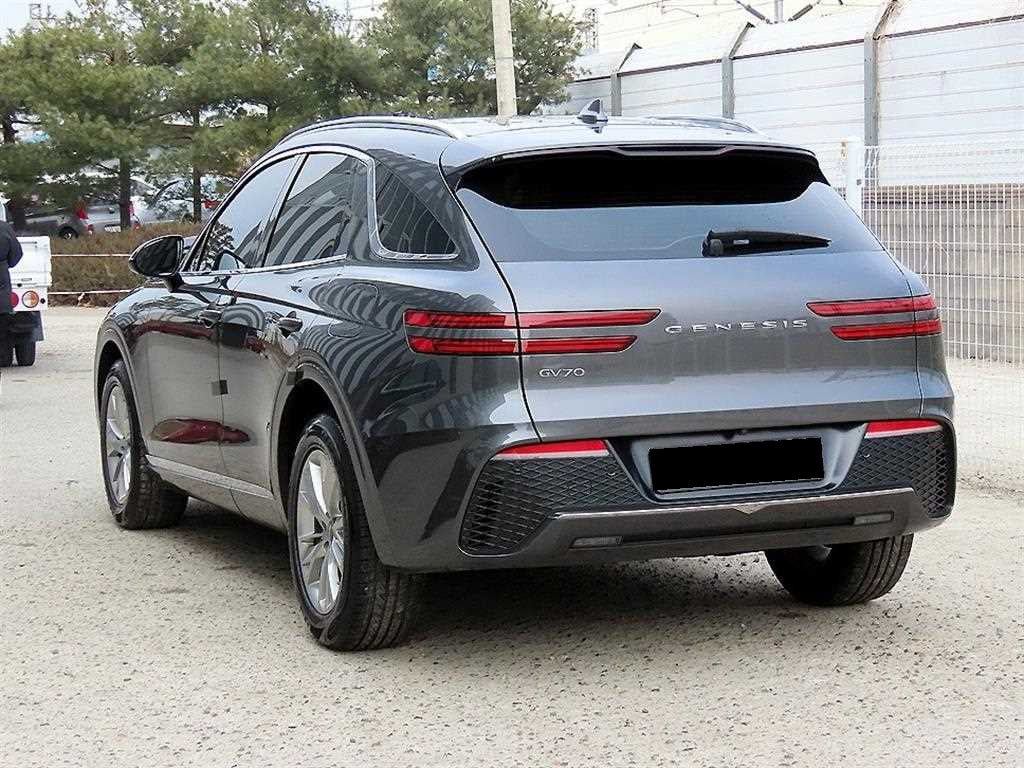 Genesis GV70 — photo 03
