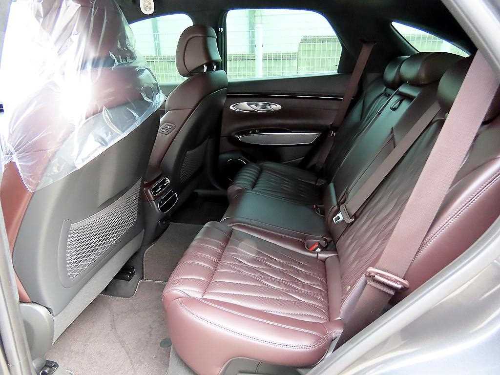 Genesis GV70 — photo 06