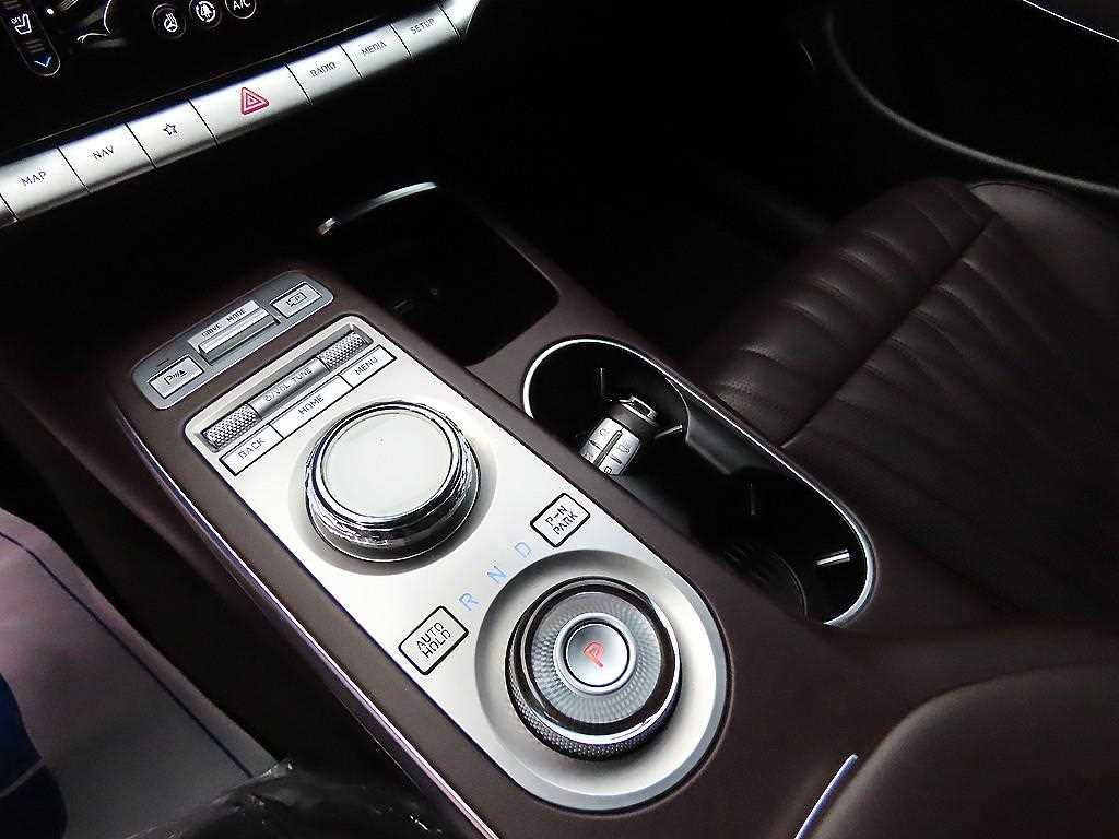 Genesis GV70 — photo 10
