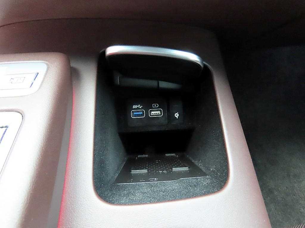 Genesis GV70 — photo 13