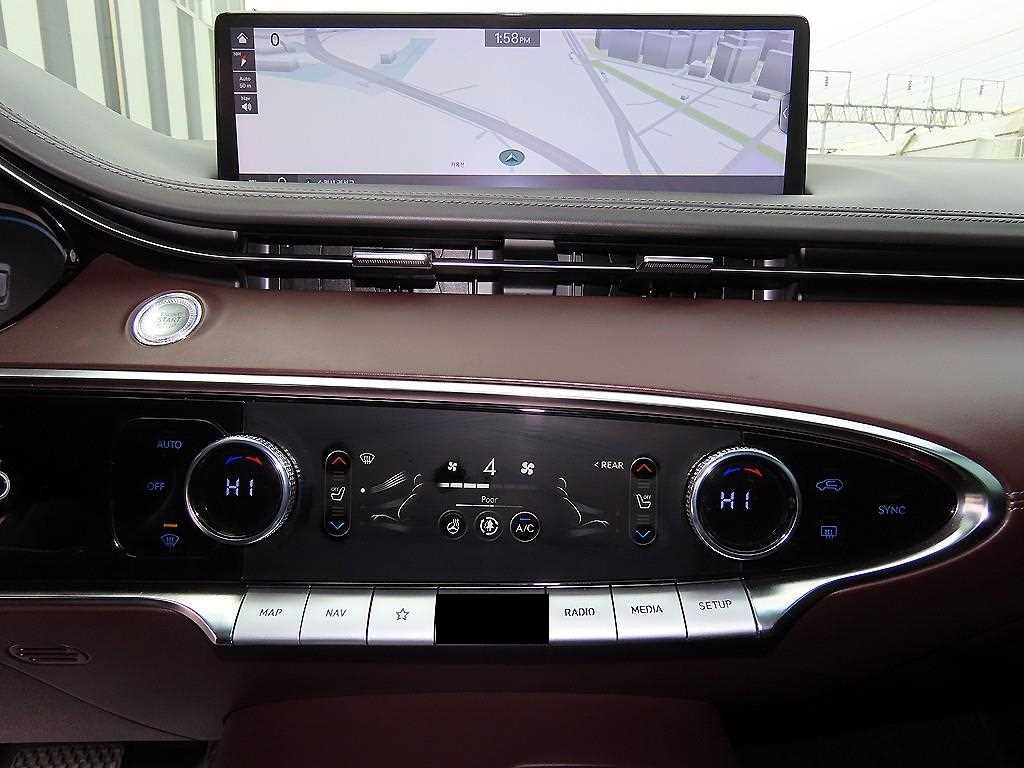 Genesis GV70 — photo 14