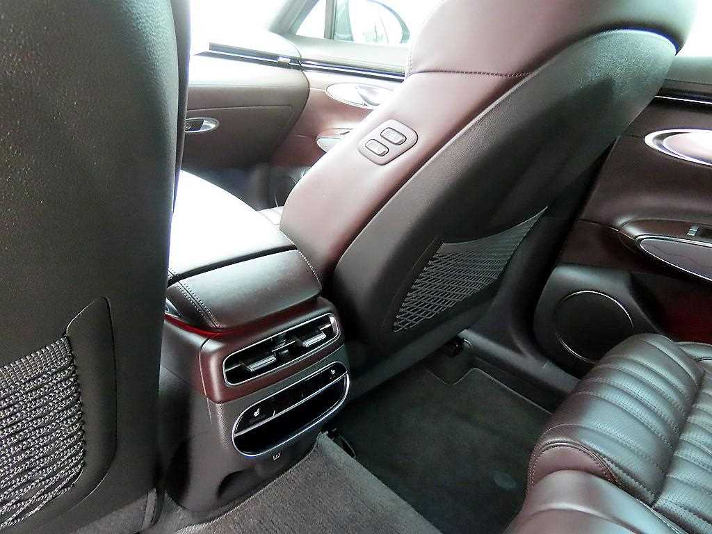 Genesis GV70 — photo 16