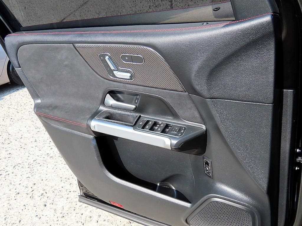 Mercedes-Benz GLB-Class — photo 11
