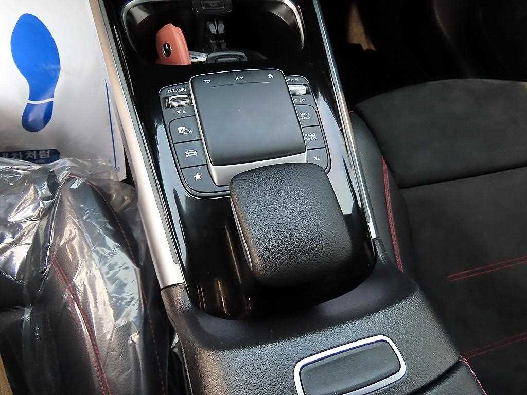 Mercedes-Benz GLB-Class — photo 12