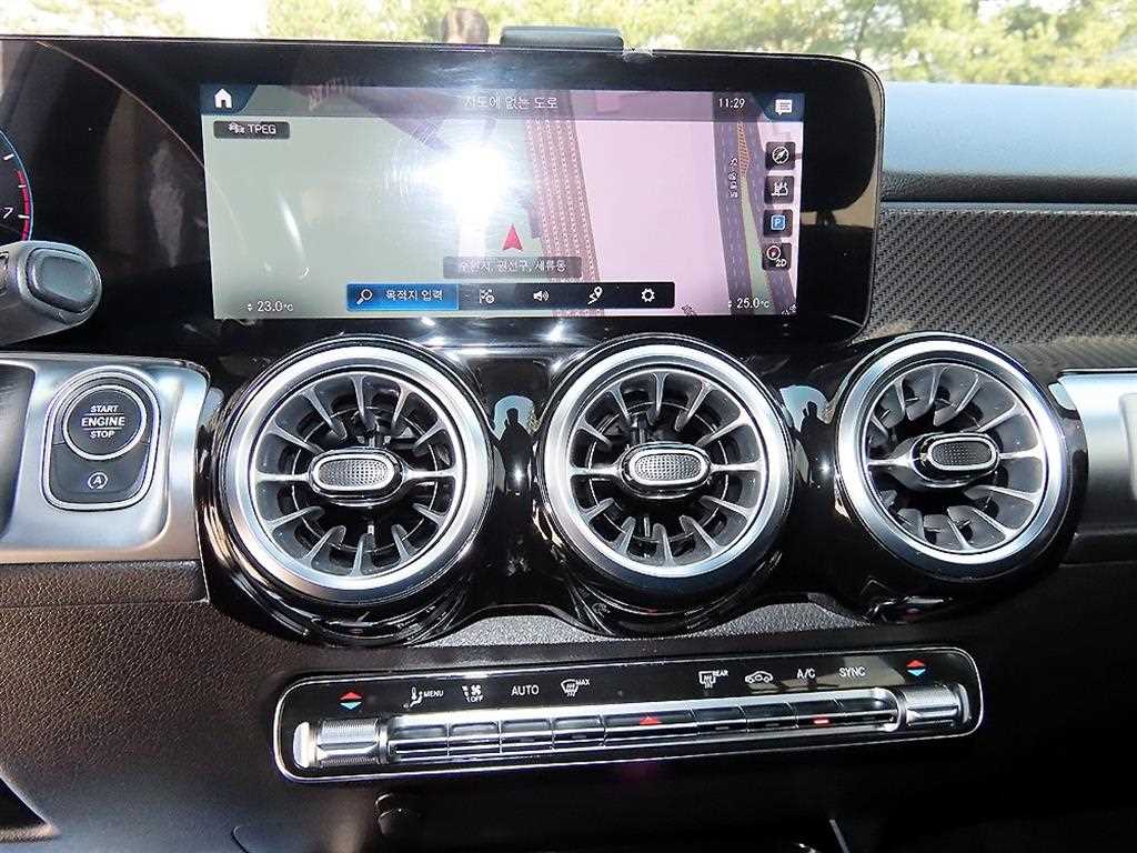 Mercedes-Benz GLB-Class — photo 13