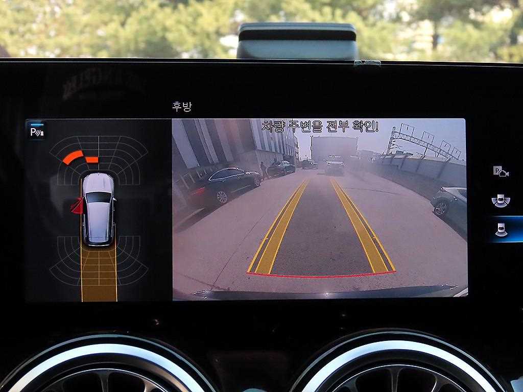 Mercedes-Benz GLB-Class — photo 14