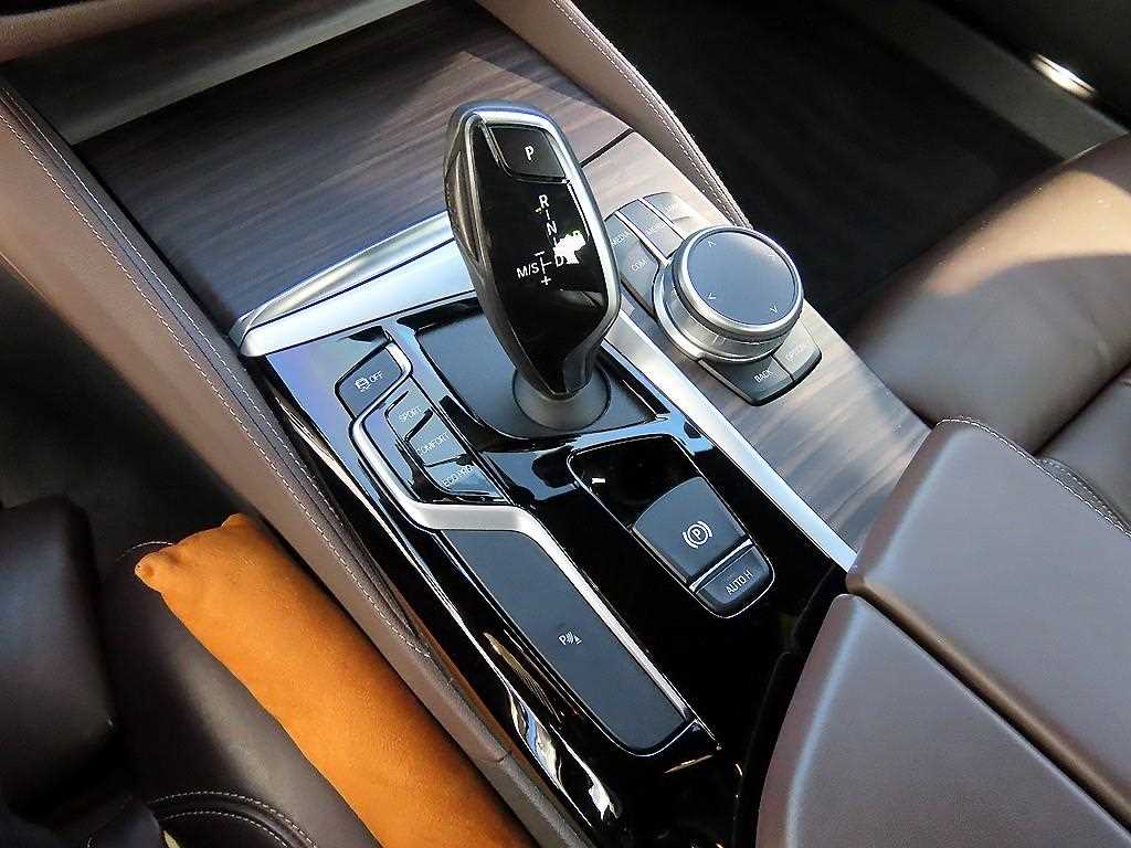 BMW 5-Series — photo 11