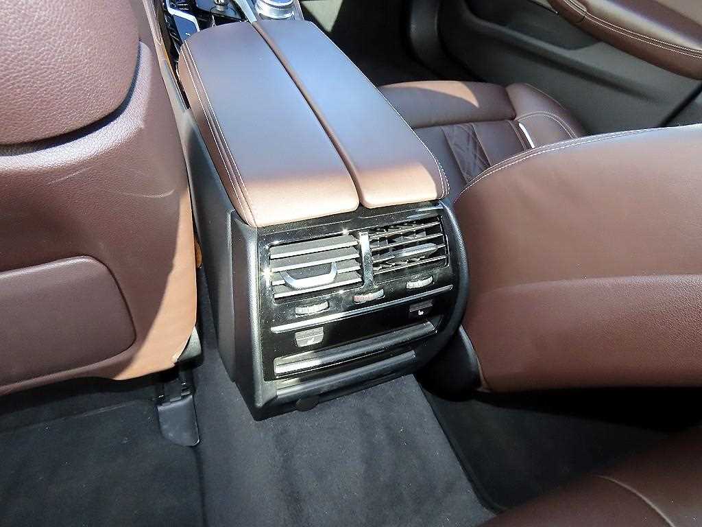 BMW 5-Series — photo 16