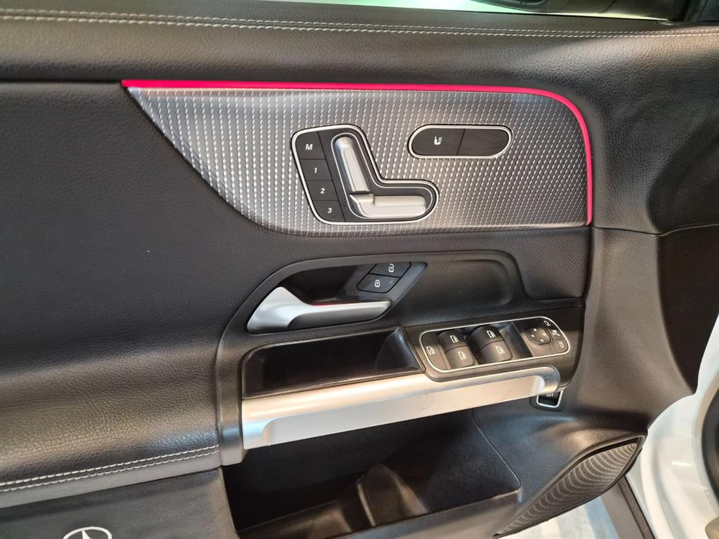 Mercedes-Benz GLB-Class — photo 11