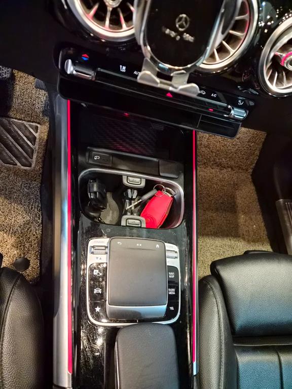 Mercedes-Benz GLB-Class — photo 16