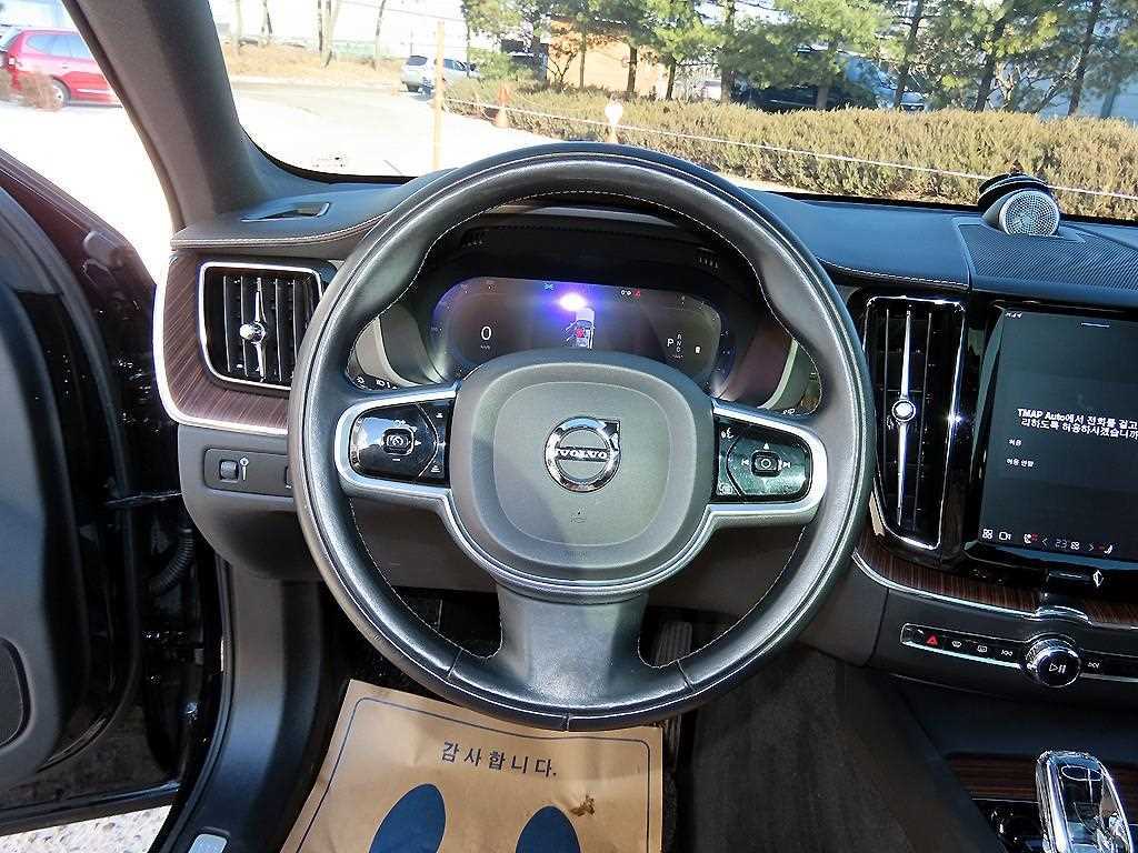 Volvo XC60 — photo 08