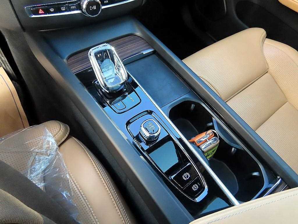 Volvo XC60 — photo 11