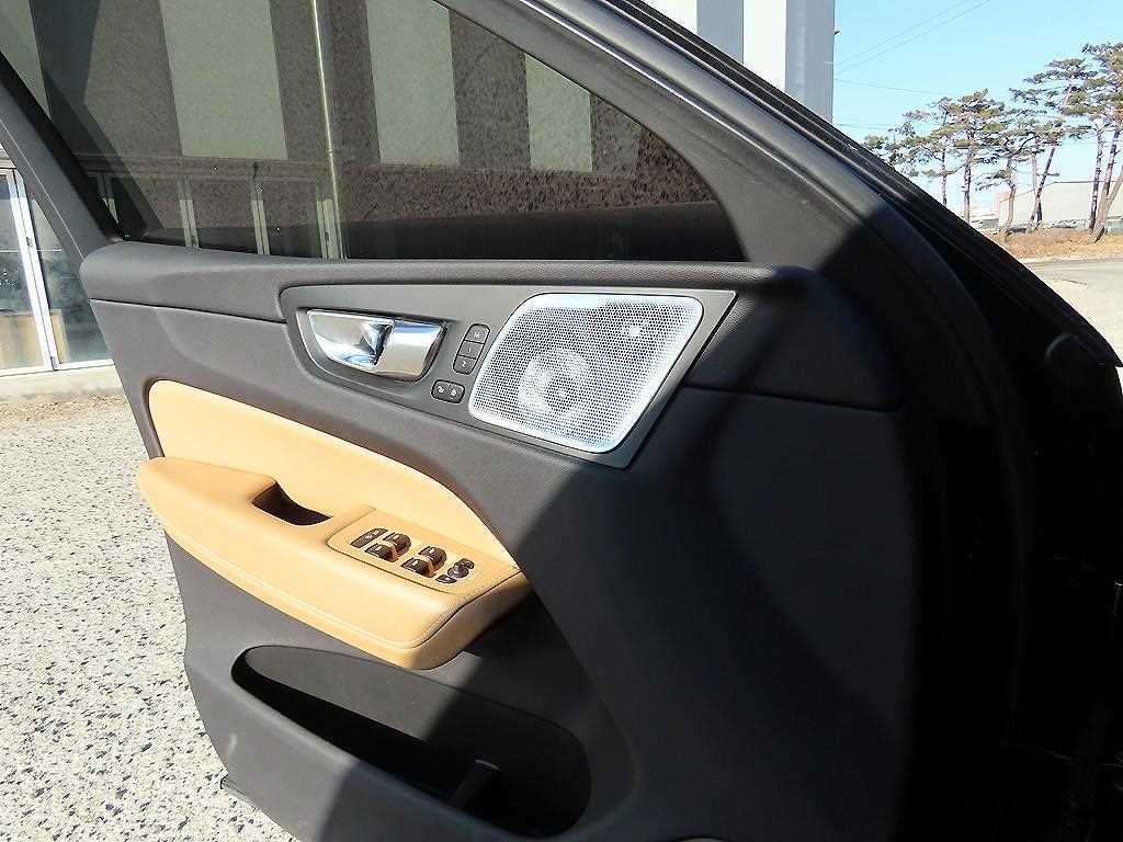 Volvo XC60 — photo 12