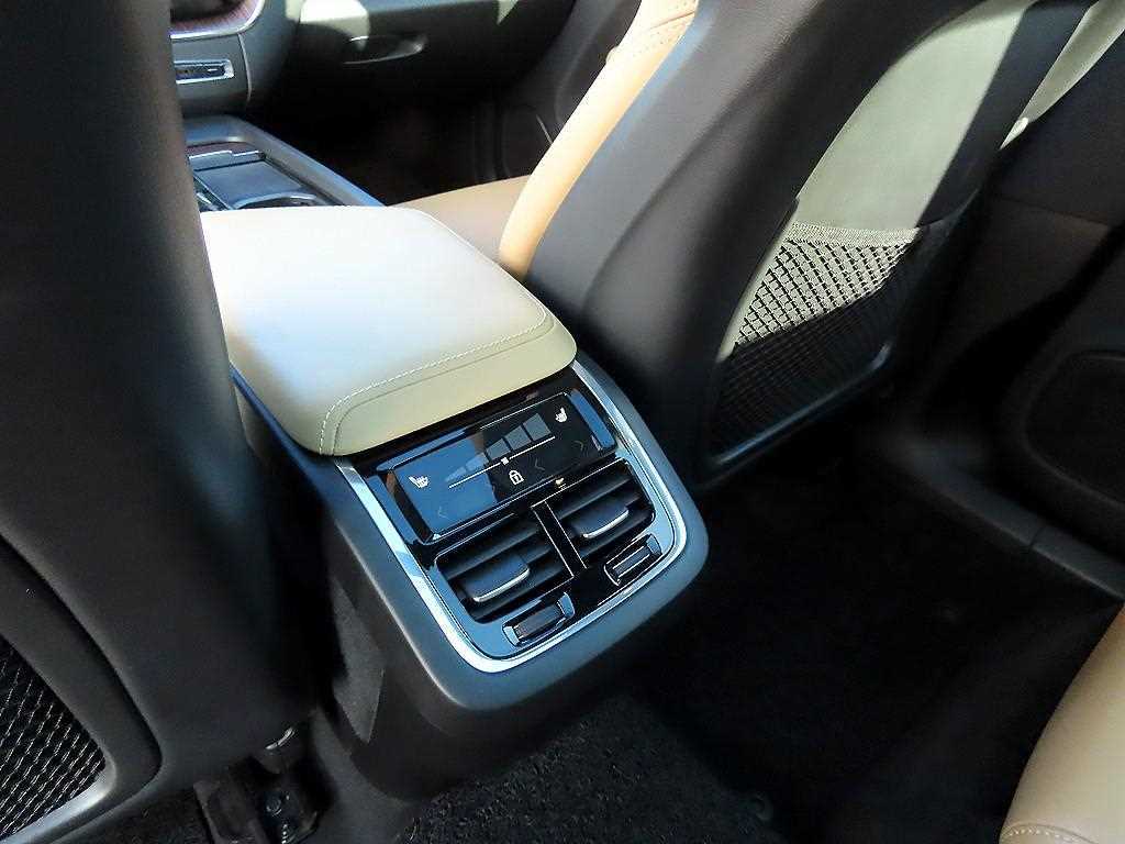 Volvo XC60 — photo 15