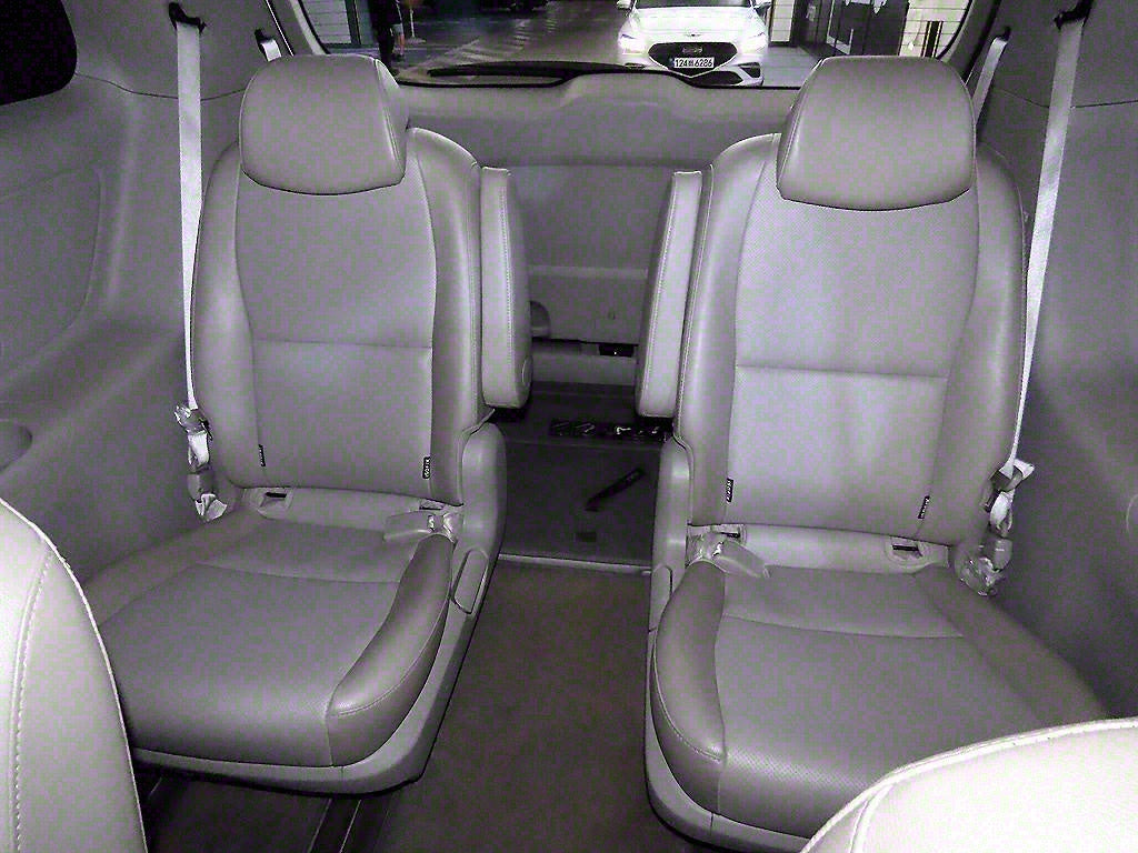 Kia Carnival — photo 08