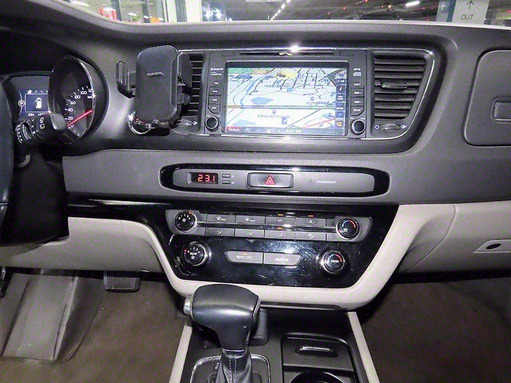 Kia Carnival — photo 12