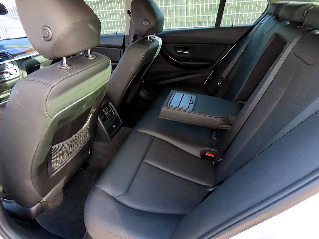 BMW 3-Series — photo 06