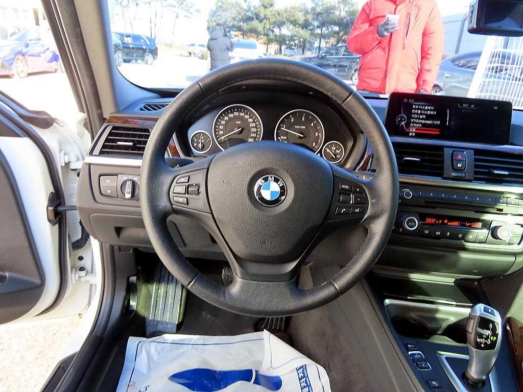BMW 3-Series — photo 08