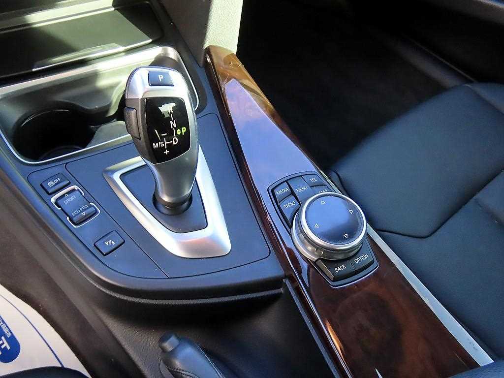 BMW 3-Series — photo 11