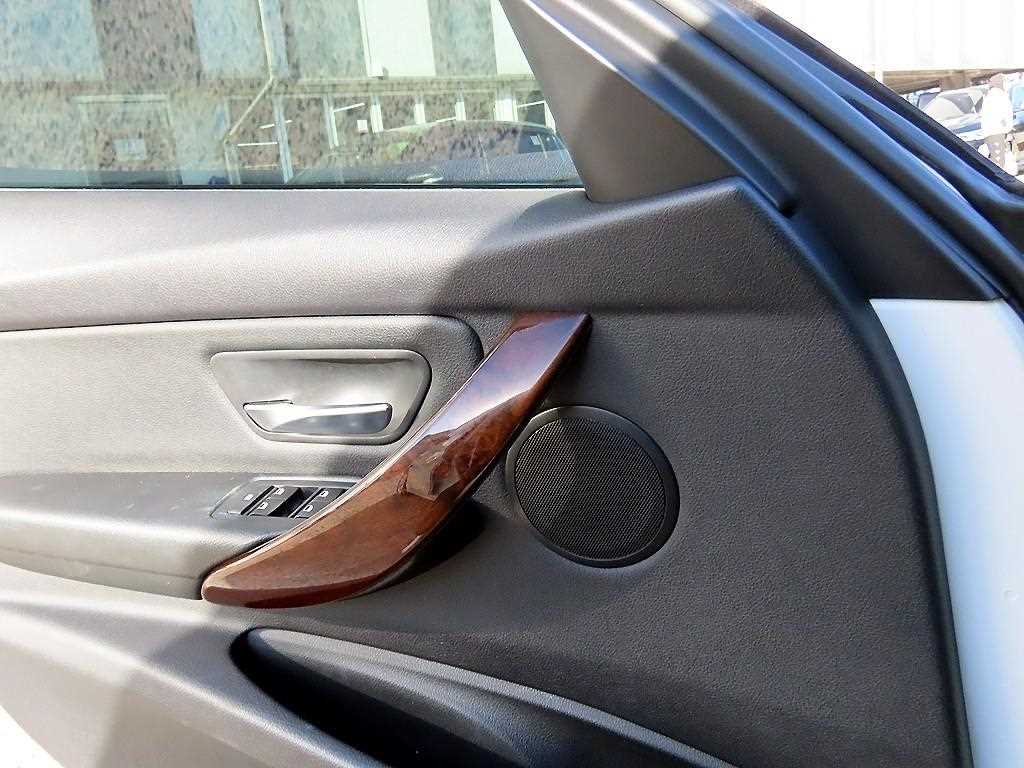 BMW 3-Series — photo 12