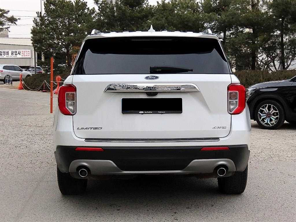Ford Explorer — photo 04