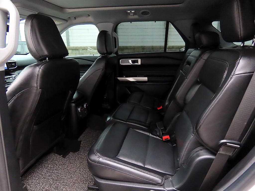 Ford Explorer — photo 06