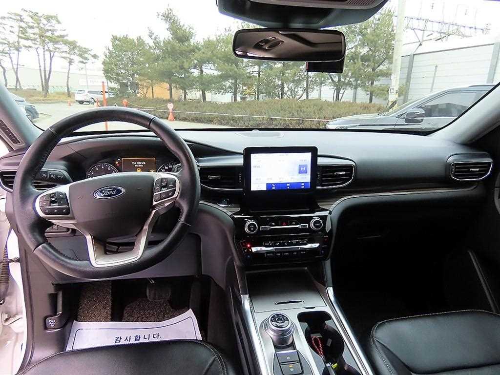Ford Explorer — photo 07