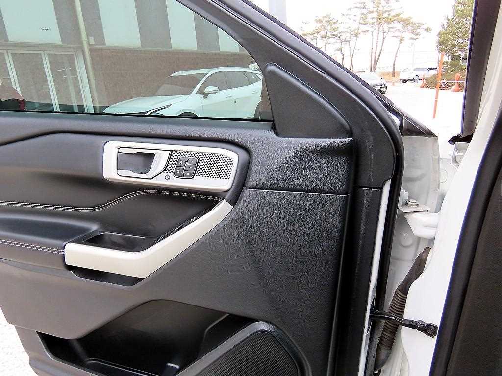 Ford Explorer — photo 11